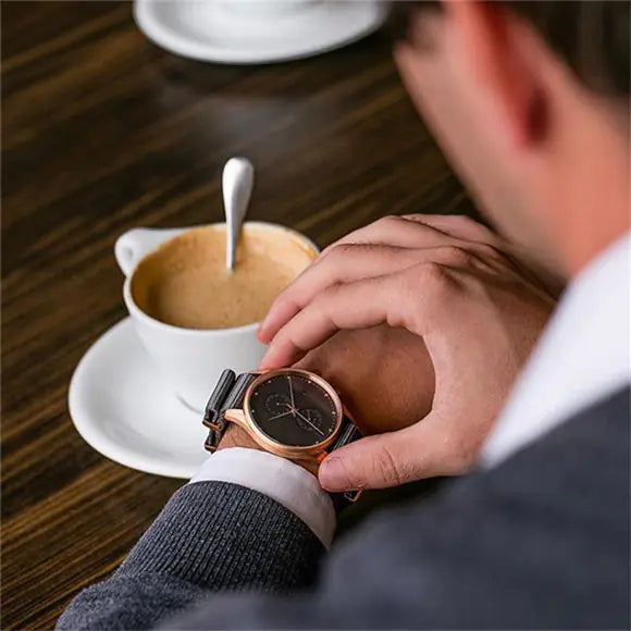 Fashionable Modern Men's Quartz Watch with Calendar Feature