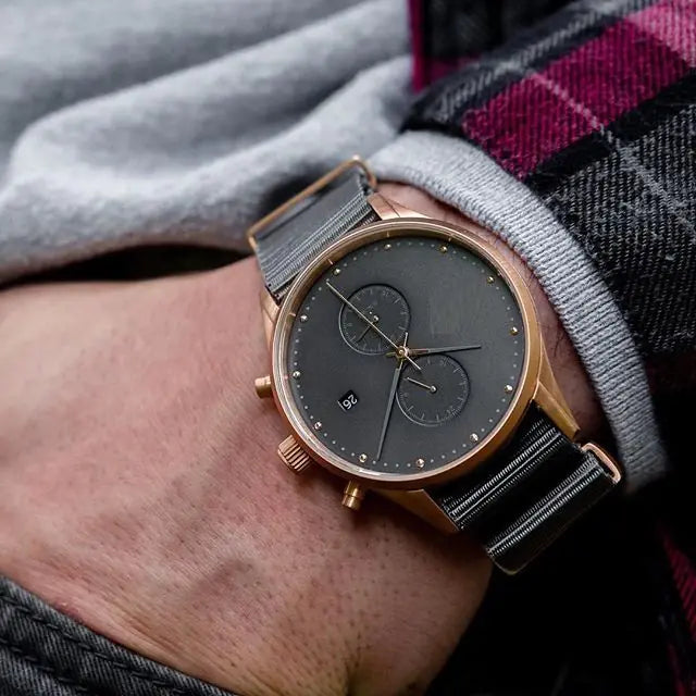 Fashionable Modern Men's Quartz Watch with Calendar Feature